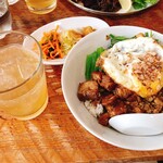 MIRA - アジアンごはんセット(魯肉飯とガパオのあいがけ丼、小鉢、ドリンク¥1,500)ドリンクは自家製ジンジャーソーダ+¥100