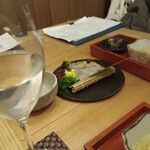 炭火焼き 路地裏かど - 醸し人九平次Humanとヒラメ昆布締め。その先には冬瓜と茄子の煮浸し。和食って素敵ですね✨✨✨✨✨