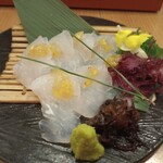 炭火焼き 路地裏かど - ヒラメ昆布締め。ヒラメの上には刺身醤油代わりで塩味のあるジュレがのっており、より素材の味を引き立てた食べ方が出来ます。