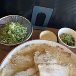 麺や 和楽 - 肉中華そば 並 見切れ
      トッピングの九条ネギ・ニラ薬味