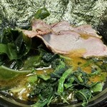 王道家直系 IEKEI TOKYO - ラーメン普通薄め多め、ワカメ、海苔。