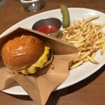 TRUNK(KITCHEN) - お好きなメイン  100%ビーフチーズバーガー  フレンチフライ添え