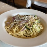 ラ ベントゥーラ - 釜揚げシラス・赤玉葱・ズッキーニ・アンチョビケッパー