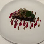 エディション・コウジ シモムラ - さわら、茗荷、木の実、ビーツソース