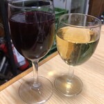 紀八 - グラスワインはどちらも300円。