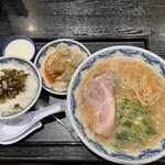 博多麺房 赤のれん 丸ビル店 - 『高菜ご飯ラーメンセット』1,270円。ラーメン、高菜ご飯、水餃子、杏仁豆腐のセットです。