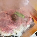 活魚寿司たちばな - 黒毛和牛は熱々の石に乗って湯気すごい