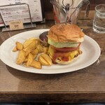 STRAND BURGERS - ストランドチーズバーガー（斜め上）