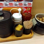 かつや - 卓上調味料と漬物