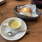 ベルサイユの豚 - 【スープ】コーンクリームポタージュ
            【バゲット】バケット(原文ママ)