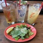 ベルサイユの豚 - 【サラダ】クレソンとルッコラのサラダ パルミジャーノ風味
            と、アラカルト ドリンクたち(グラス可愛えぇ)