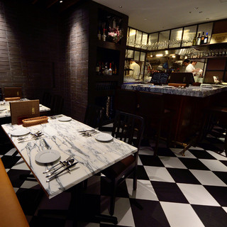 【テーブル15名様カウンター4名様/入口側ハーフ貸切】大理石の入口側スペース