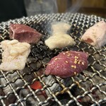 炭火焼肉 にく式 - 焼いてまーす