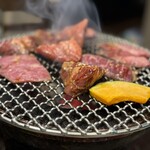 炭火焼肉 にく式 - 焼いてまーす