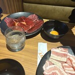 ウエスト 行橋店 - 大判牛すき焼きは薄切りの牛肉を生卵に付けて食べるスタイル♪