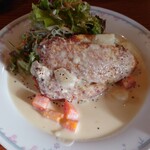 하이카라야 - 이 날의 일일 런치는 시금치와 치즈가 들어간 닭고기 커틀릿과 크림 슈 소스입니다.