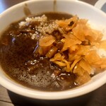 鳳凰 長岡しょうが醤油ラーメン - 無料のカレー、ライス　サラサラルーが辛すぎずに適度なスパイス感が合って美味しいです⭕️