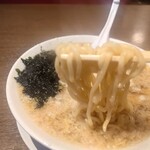 鳳凰 長岡しょうが醤油ラーメン - 中太麺が醤油のキレと良く合ってます◎