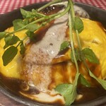 ラケル 吉祥寺店 - とろとろ卵のデミグラスハンバーグオムライス