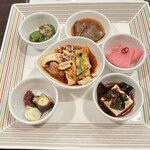 中国旬菜 茶馬燕 - ・名古屋コーチンの四川名物〝よだれ鶏” ・藤沢産甘長の自家製貴州納豆炒め ・牛タンの生姜ソース ・ピータン豆腐　湘南風ピリ辛ソース ・鎌倉産紫大根の甘酢漬け ・本日の魚介を使った冷菜