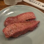 深川ホルモン蔵 押上店 - 蔵の上生タン塩２切れ（1298円）