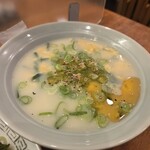 深川ホルモン蔵 - コムタンスープ白（968円）