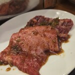 深川ホルモン蔵 押上店 - 蔵の上カルビ４切れ（968円）