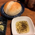 スタンド ローキー - パン注文、大正解。卓上にオリーブオイルあるのも嬉しい。