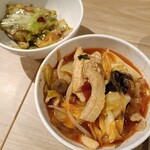 中華居酒屋 超兄貴 - 麻辣湯　豚肉も入ってて◎　あと、上のキャベツの酢炒めが衝撃の美味しさだった！ここんち腕は確かだと思う(上からでごめんなさい)