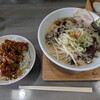 細麺屋　くわとろ - 黒マー油豚骨ラーメン、ソース唐揚げ丼