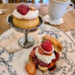 喫茶 tameiki - カスタードプリン550円＋いちごと☆クッキー＋100円、いちごのスコーンサンド890円、ホットレモネード680円
      △セット割引50円✨️冷たいプリンに温かいスコーンサンドのおやつです♪