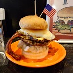 ノンズ・バーガー・イズ・ヘブンリー - ◯Non's Burger
コンガリと焼かれている感じのバンズ
中には、黄身が半熟気味な目玉焼き
香ばしく焼かれた香ばしい厚切りベーコン
とろけるチーズ
噛むごとに肉の実体感をシッカリと感じる