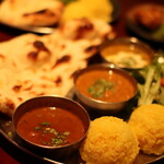 タンドールバル カマルプール - 3種のカレーランチ