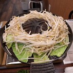 ジンギスカン 神の羊 新宿歌舞伎町店 - 鍋、モヤシとキャベツ。