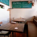 12 - 店舗内観（窓際のテーブル席）