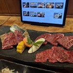 黒毛和牛専門店 もうもう亭 - お肉は左カルビ、右奥ハラミ、右手前ロース