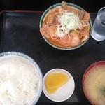 もつ煮 太郎 - もつ煮定食(もつ煮大盛り)
            \830
            
            ここのを食べたらもつ煮の概念が変わった！