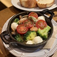 やさいの王様 用賀店 - ■海老と色々お野菜とモッツァレラチーズのアヒージョ(バゲット２個付き) ¥980