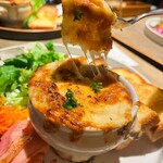 The CAFE - とろ〜りチーズのオニオングラタンスープ♡