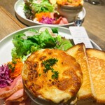 The CAFE - オニオングラタンスーププレート 1,518円