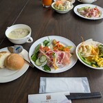 レストラン ラ・パレット - サラダ、オードブル、クラムチャウダー、パン