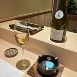 札幌 すし白 - 連れ合いは白ワイン・シャルドネで乾杯！