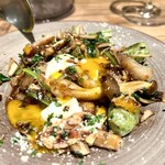 Carpe Diem - 旬の色々茸のソテーと半熟卵トリュフの赤ワインソース