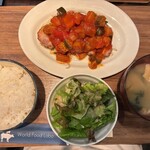 ワールド フード ラボ - サラダとスープ付き