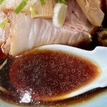 らーめん亭 赤門 - 正油のブラックな感じ　うまいんです♪