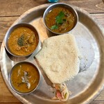 マロロガ バワン - カレーライスセット ハーフ&ハーフ(1490円)マトンカレー/バターチキン