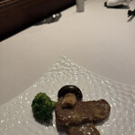 中国飯店 富麗華 - 和牛サーロインと大黒しめじの炒め　香港風ガーリックバターソース