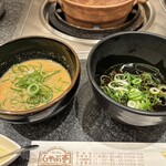 しゃぶ亭 西梅田店 - ゴマだれとポン酢。ポン酢はリクエストしないと来ません。ポン酢派ですがこのお店ではゴマだれ好みかも。