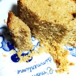 エシレ パティスリー オ ブール 東急フードショー エッジ店 - フォークでカットすると、欠片が少しボロっと落ちます