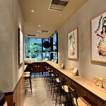 Captain Kangaroo - カウンター席中心。2名掛けテーブルが１つあります。